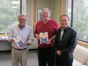 王杰教授向Garfunkel博士(左)和ICM主席Arney教授(中)赠送丛书